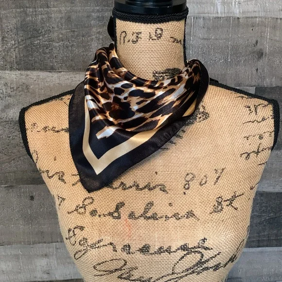 Elegant Leopard Print Scarf - Picture 14 of 16